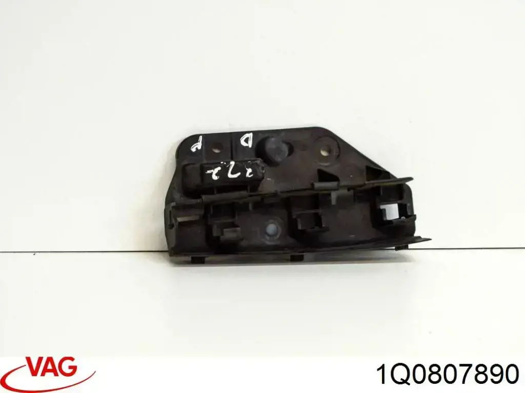 Кронштейн бампера переднего, правый VAG 1Q0807890