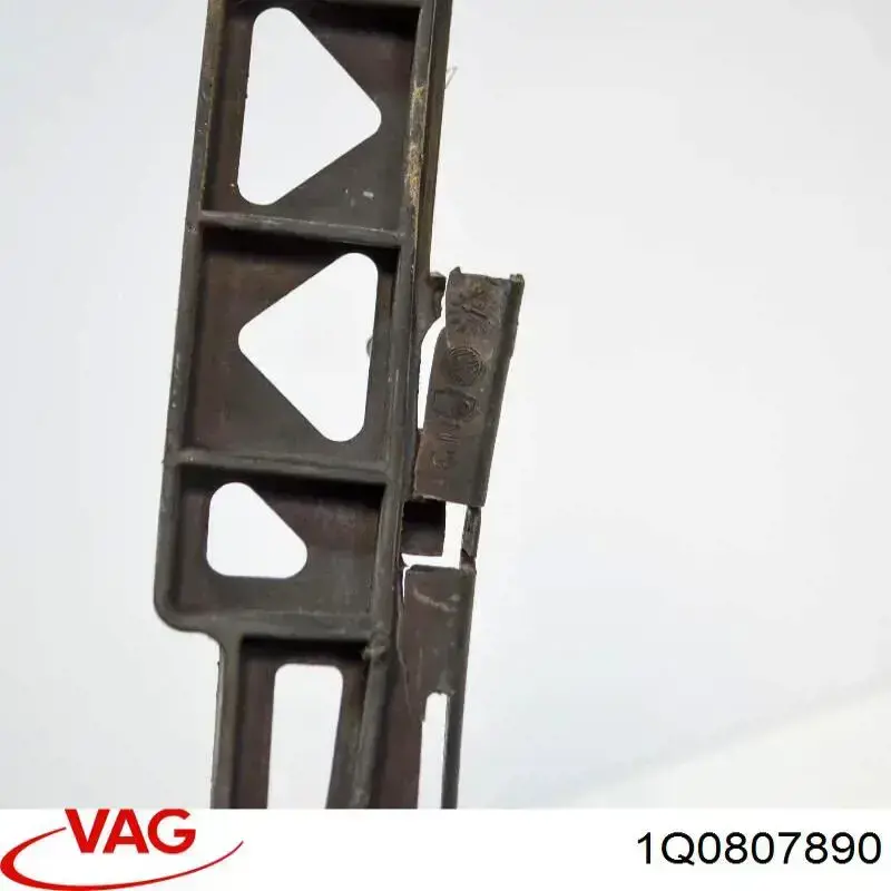 Кронштейн бампера переднего правый 1Q0807890 VAG