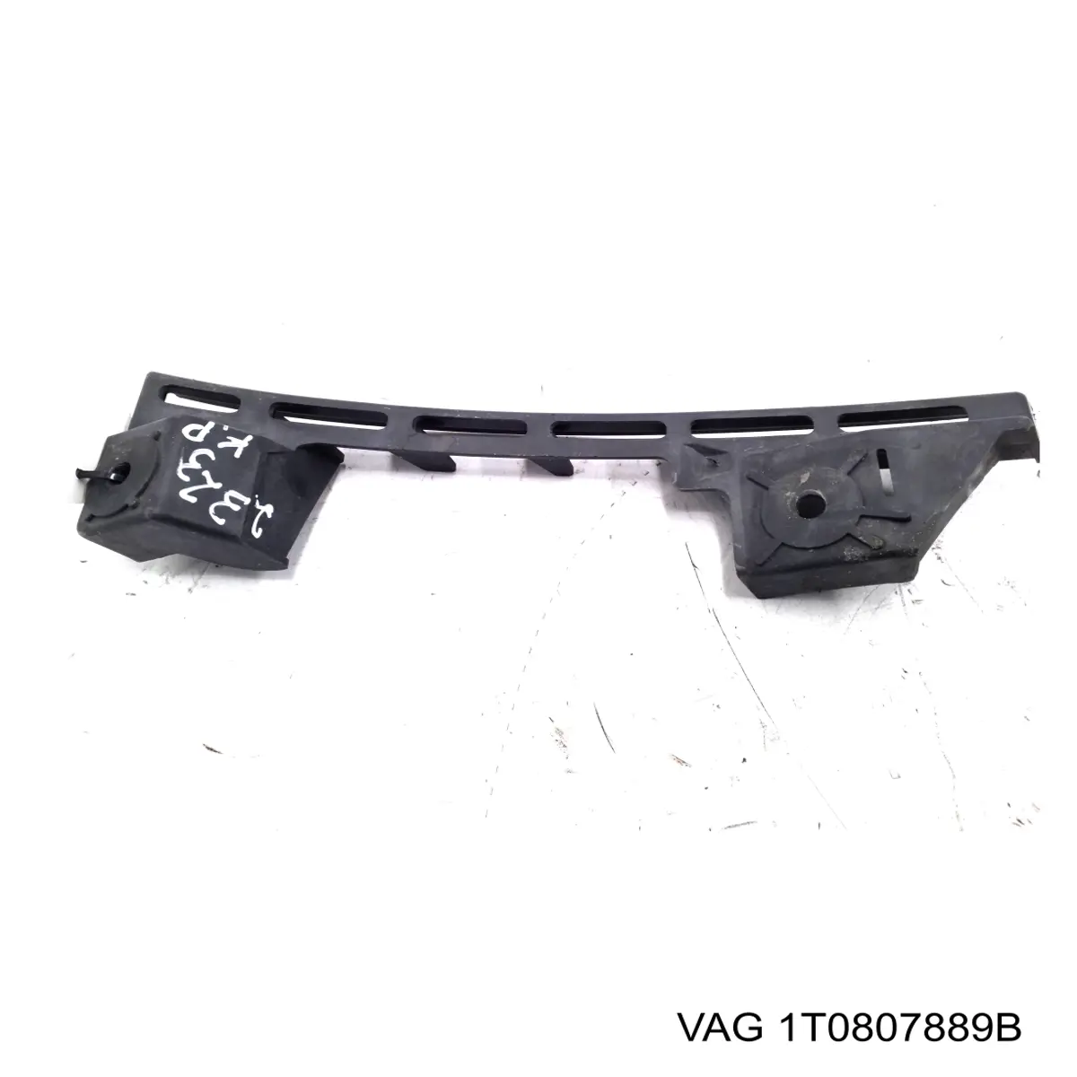 Левый кронштейн переднего бампера VAG 1T0807889B
