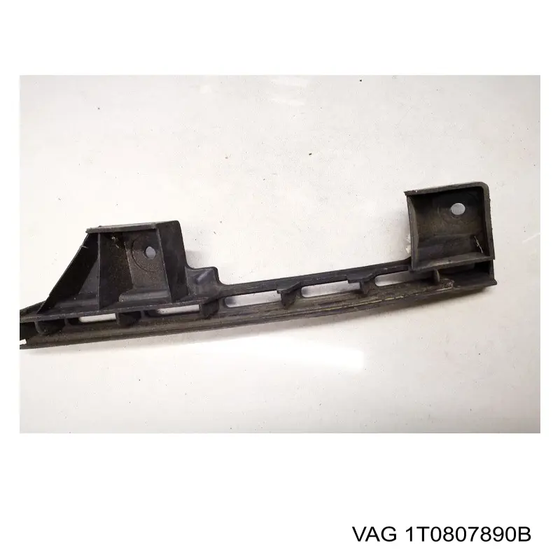 Кронштейн бампера переднего, правый VAG 1T0807890B