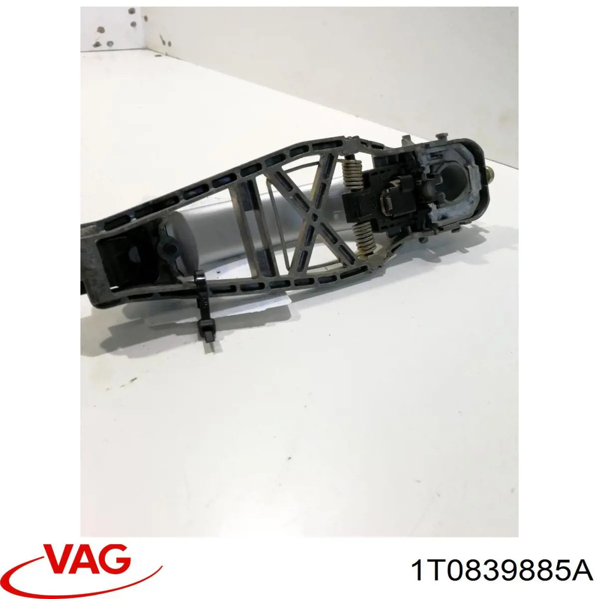 Держатель наружной ручки двери задней левой 1T0839885A VAG