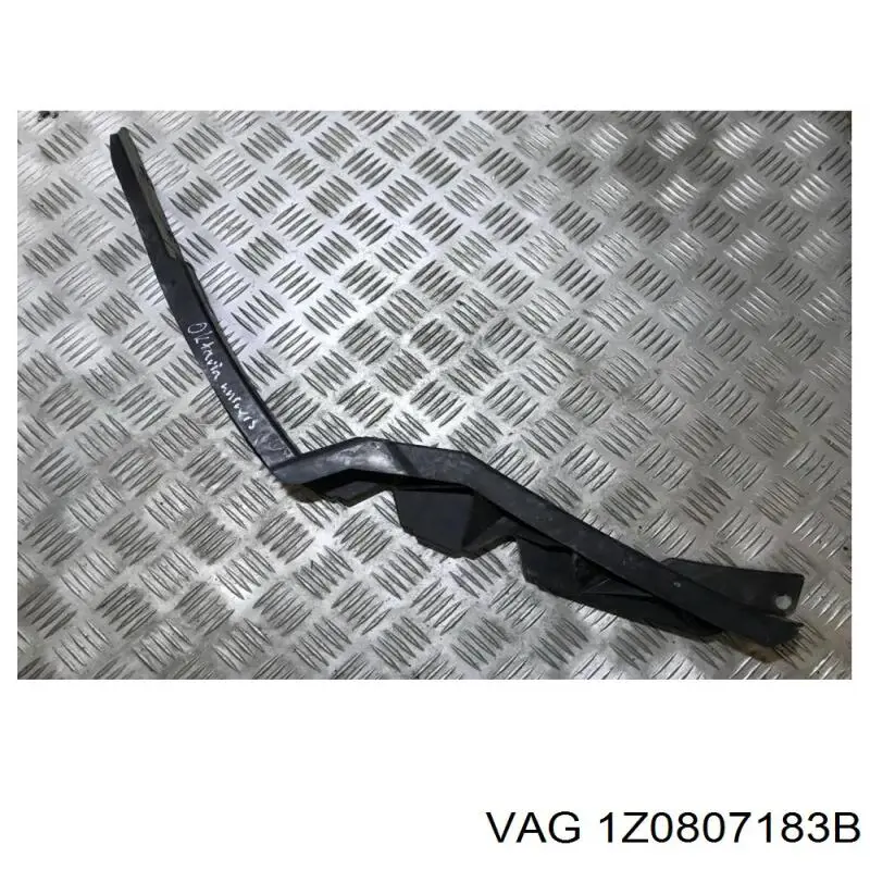 Направляющая переднего бампера, левая VAG 1Z0807183B