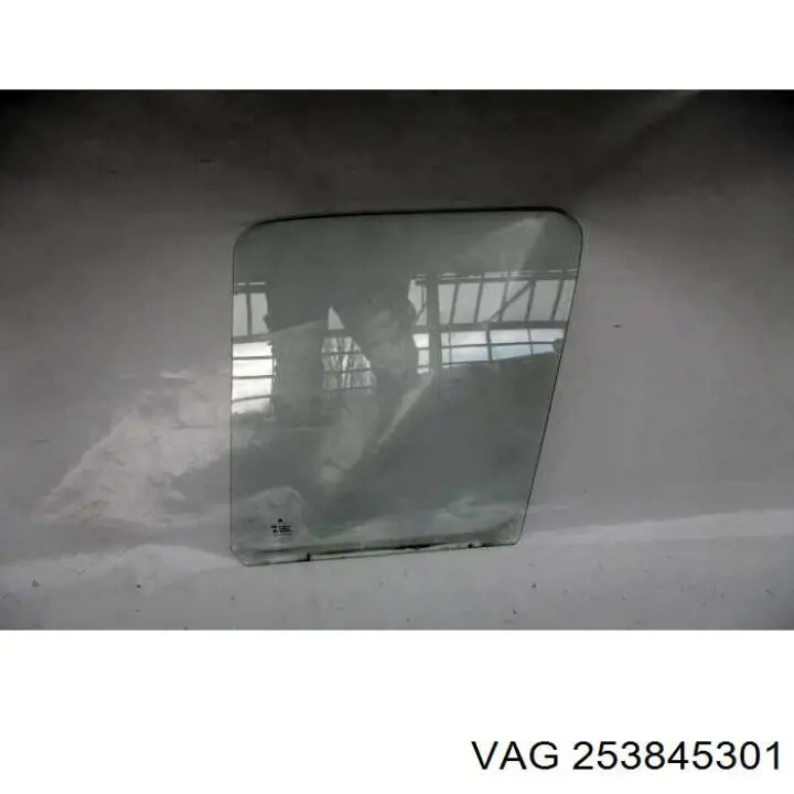 253 845 301 VAG стекло кузова (багажного отсека левое)