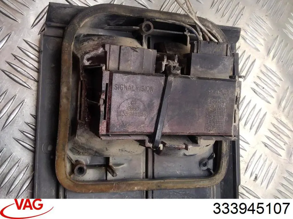 Фонарь задний левый внутренний 333945107 VAG