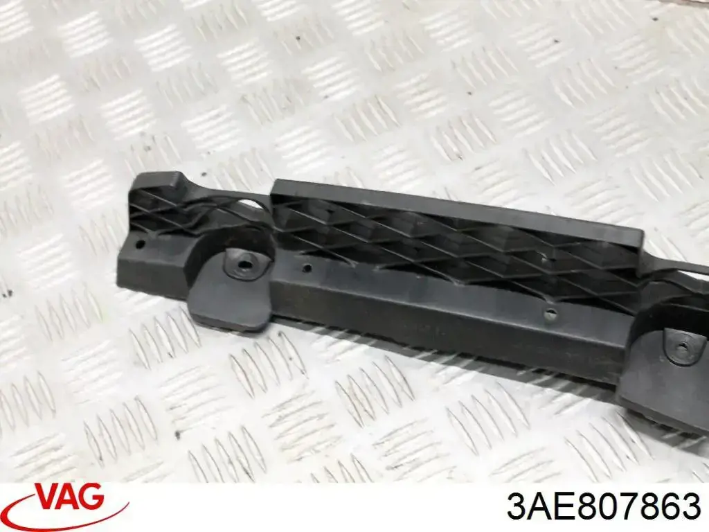 Кронштейн бампера заднего, центральный VAG 3AE807863