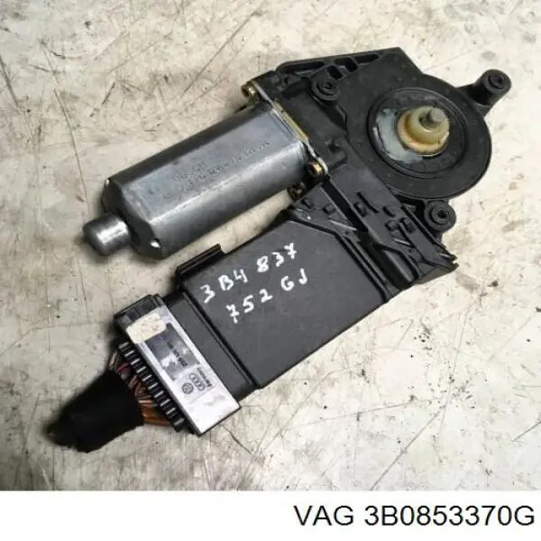 Накладка дверного порога внутренняя правая 3B0853370DB41 VAG