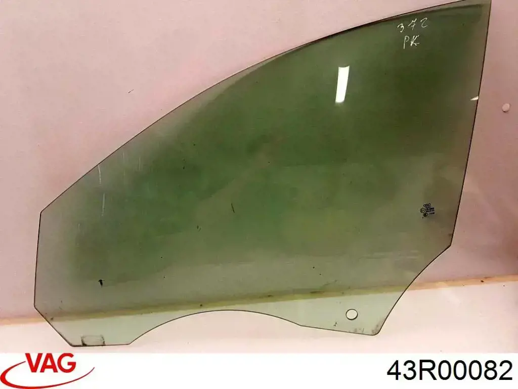 Стекло двери передней правой 43R00082 VAG