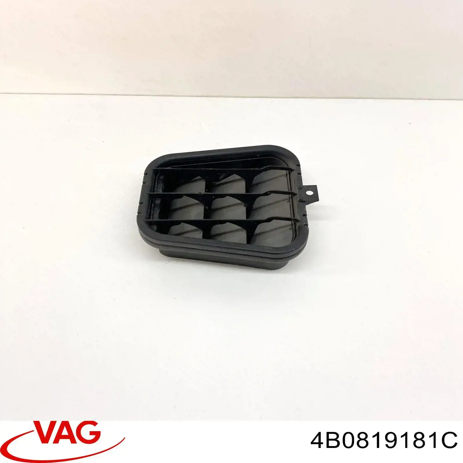 Решетка вентиляции салона задняя 4B0819181C VAG