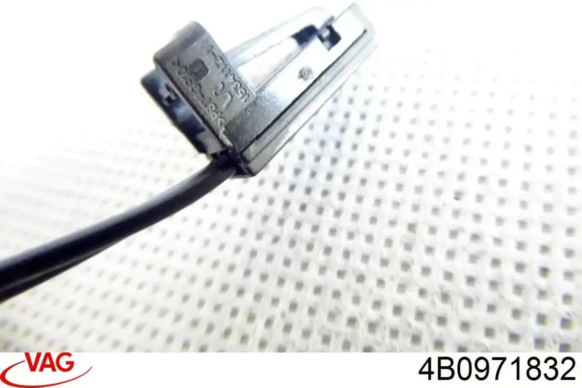 Разъем (фишка) фонаря подсветки номерного знака 4B0971832 VAG