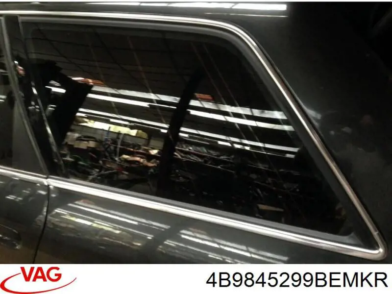 4B9845299BEMKR VAG стекло кузова (багажного отсека левое)