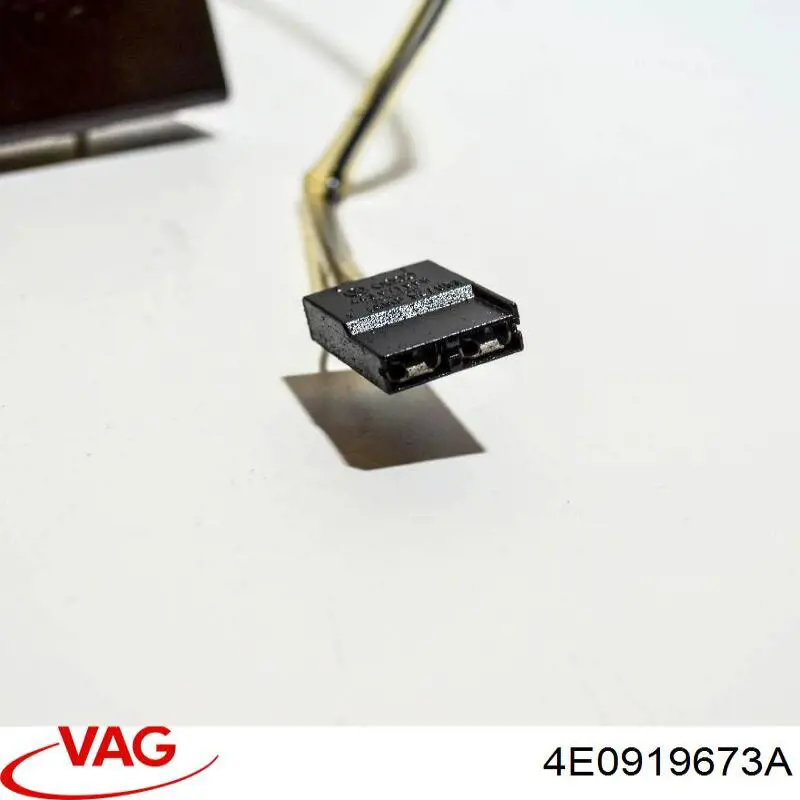 4E0919673A VAG Датчик уровня топлива в баке правый