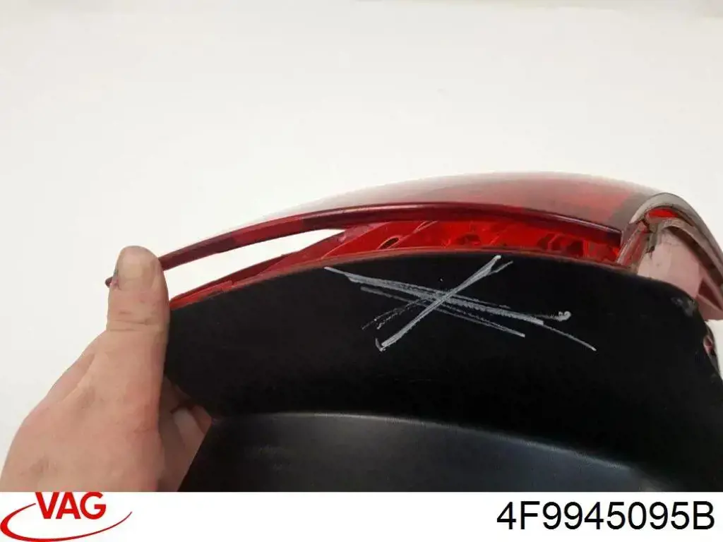 Задний левый внешний фонарь VAG 4F9945095B