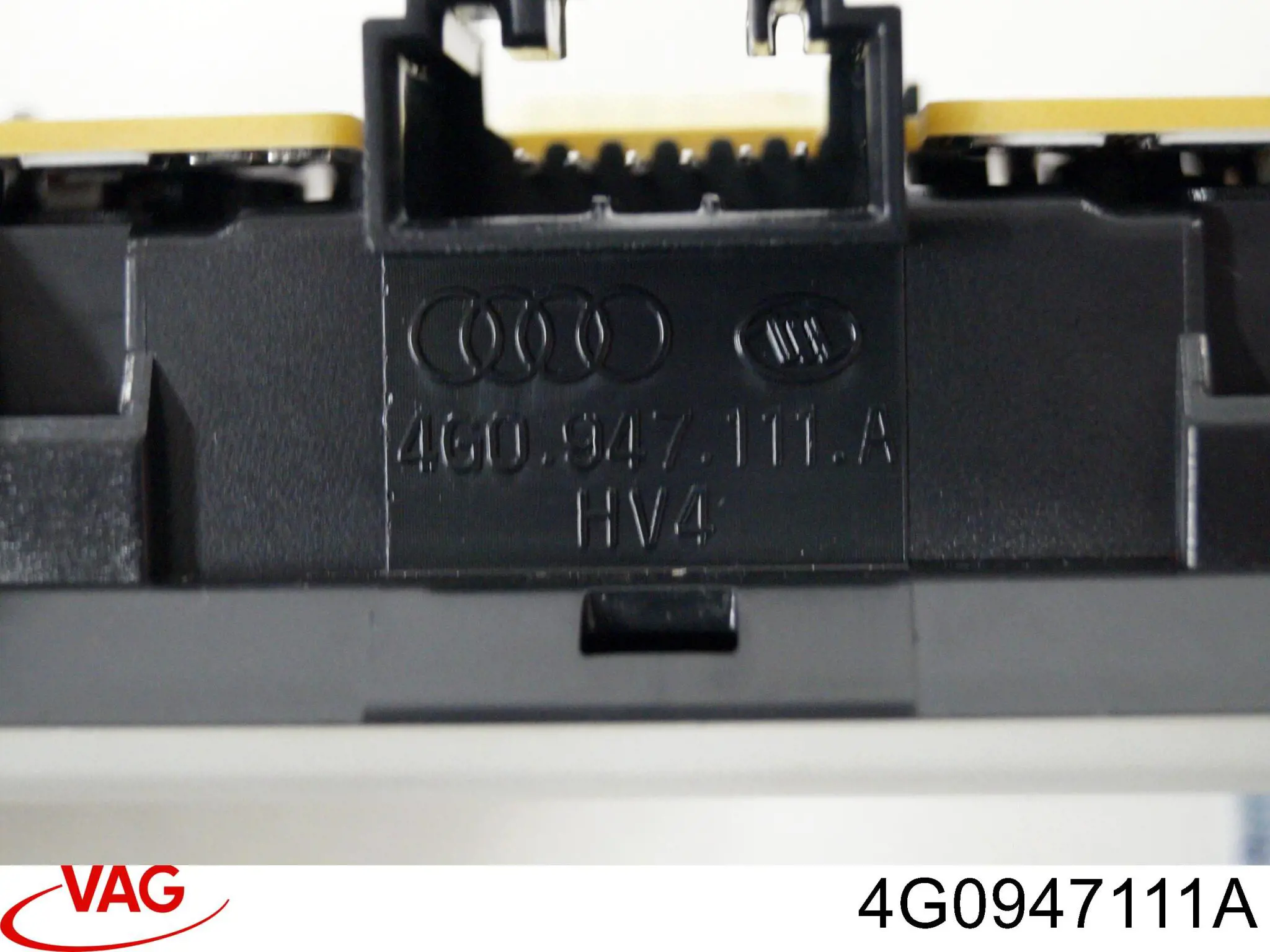 Плафон освещения салона (кабины) задний 4G0947111A VAG