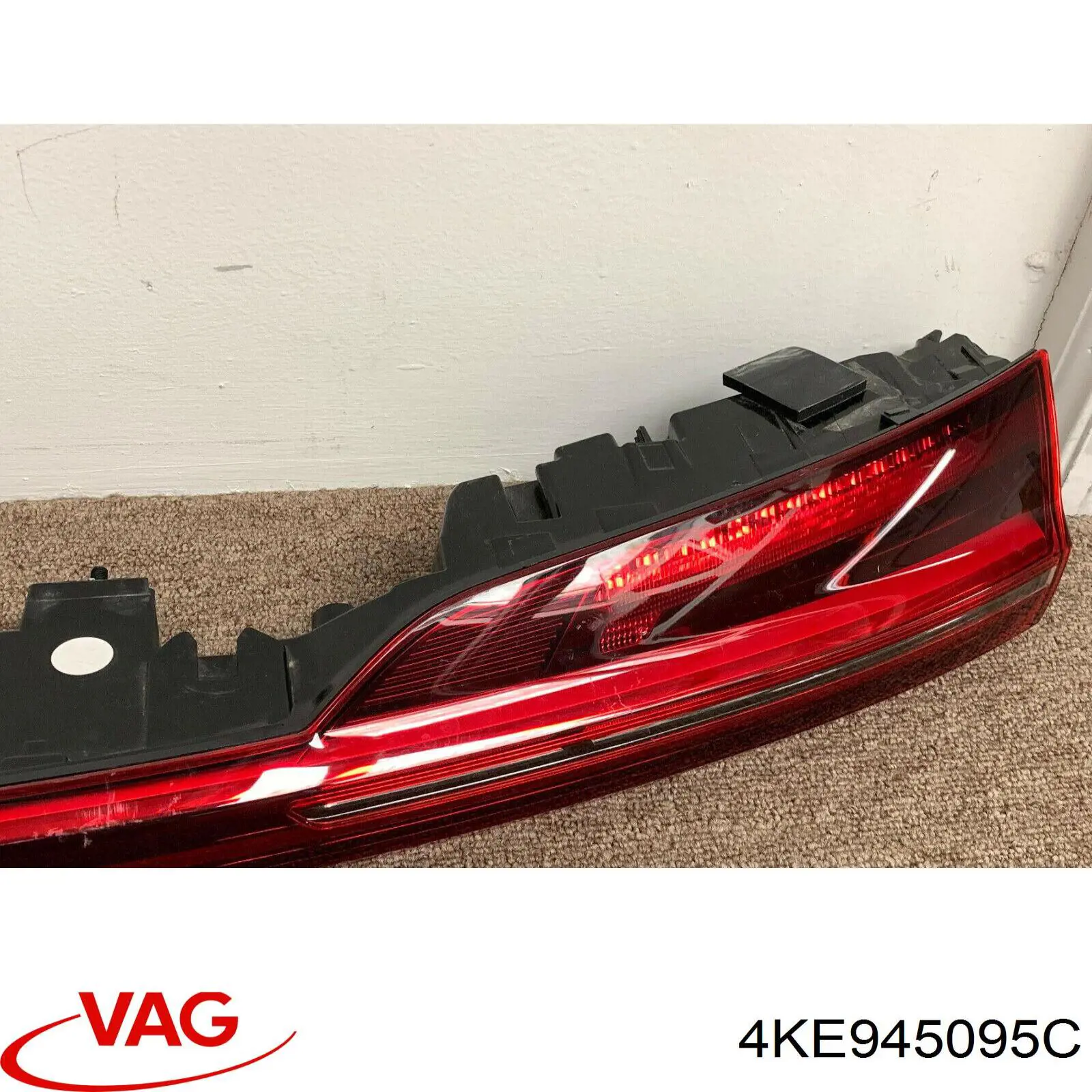 Фонарь задний центральный 4KE945095C VAG