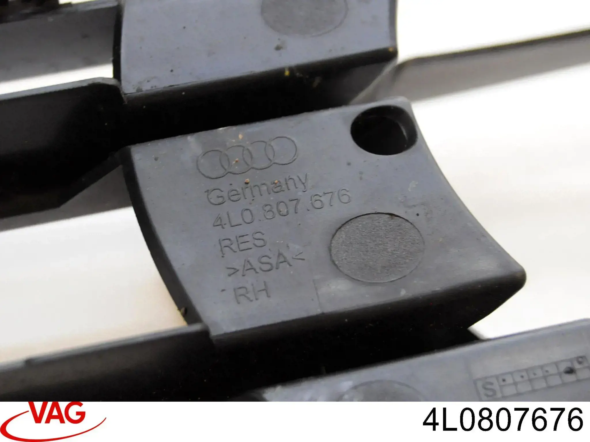 Заглушка, решетка противотуманных фар бампера переднего, правая VAG 4L0807676 цена, от 49.97 USD