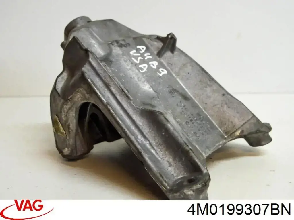 Кронштейн подушки (опоры) двигателя левой 4M0199307BN VAG