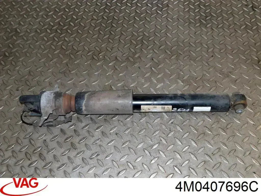 Правый рычаг передней нижней подвески VAG 4M0407696C цена, от 59.26 USD