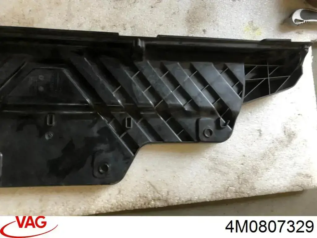 Кронштейн бампера заднего центральный 4M0807329 VAG