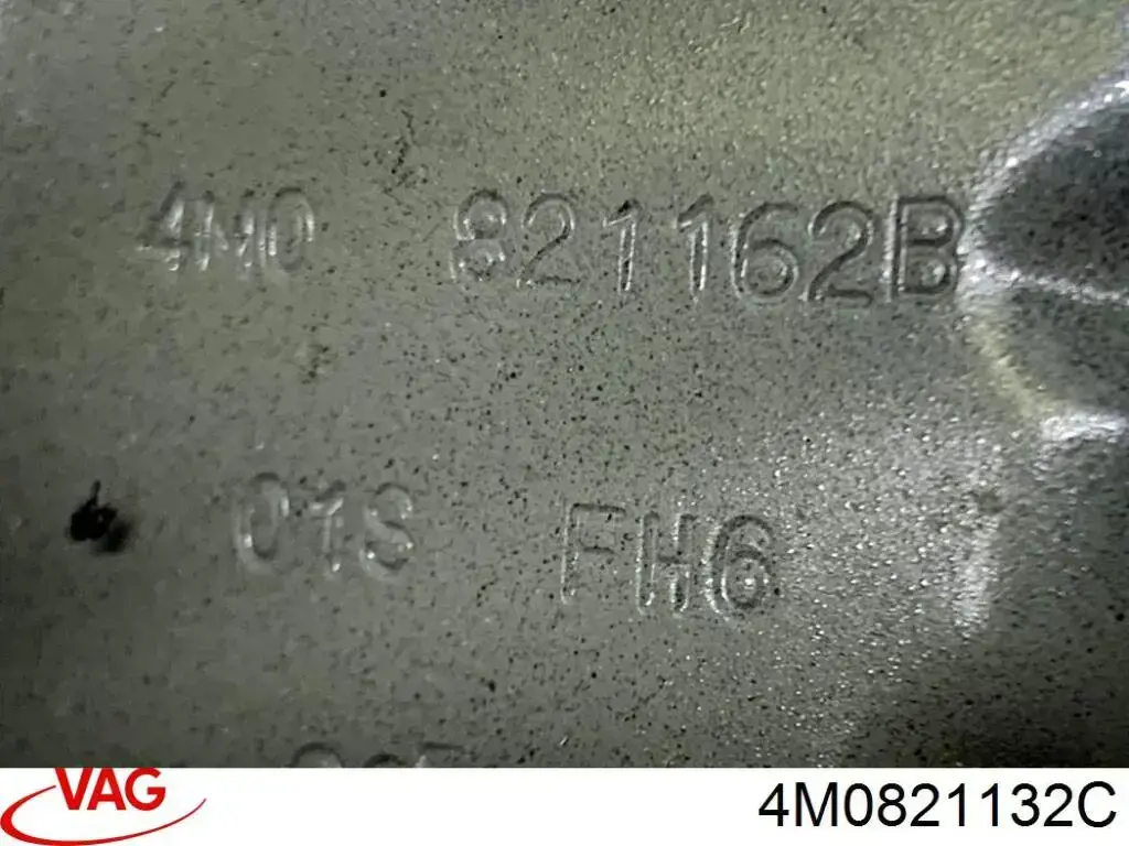 Кронштейн крепления крыла переднего правого передний 4M0821132E Porsche