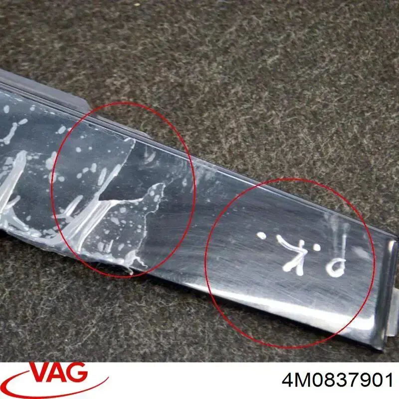 Накладка двери передней левой вертикальная 4M0837901 VAG