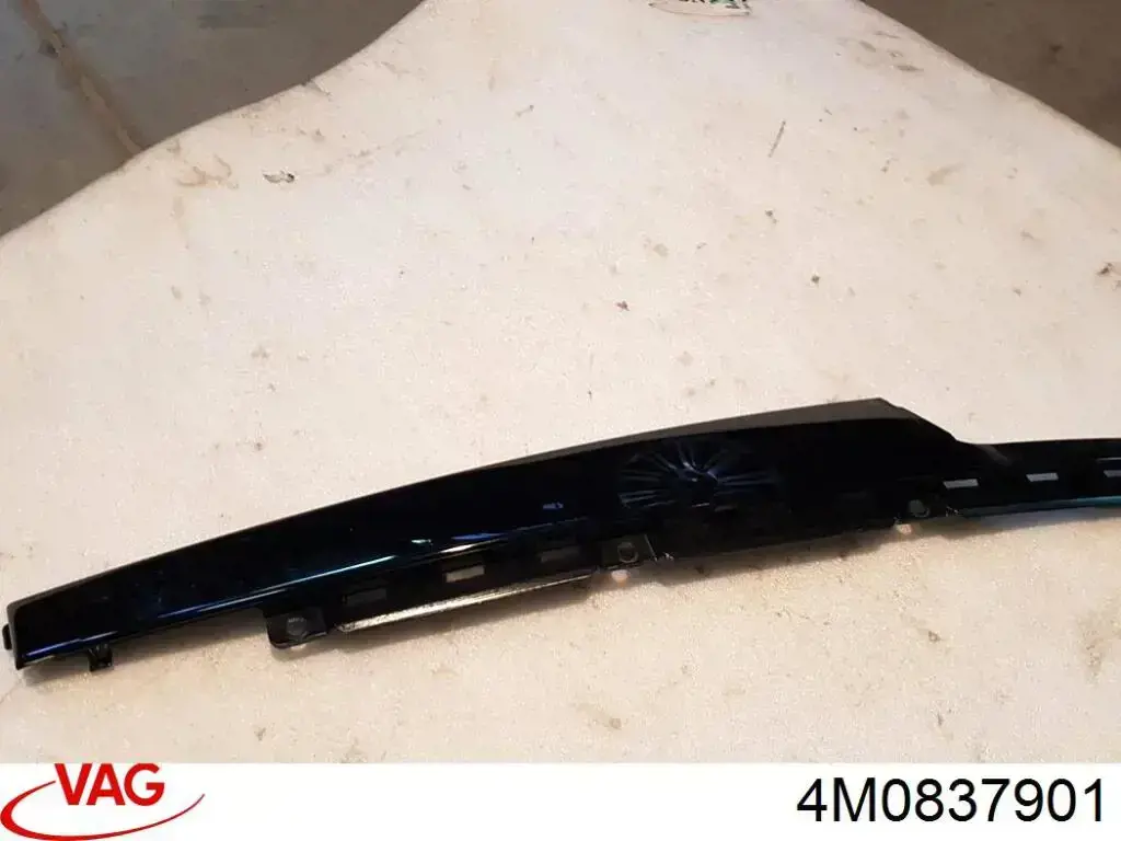 4M0837901 VAG Накладка передней двери, левой, вертикальная