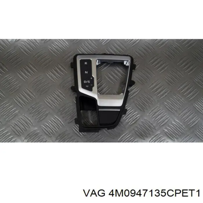 Плафон салона 4M0947135CP VAG