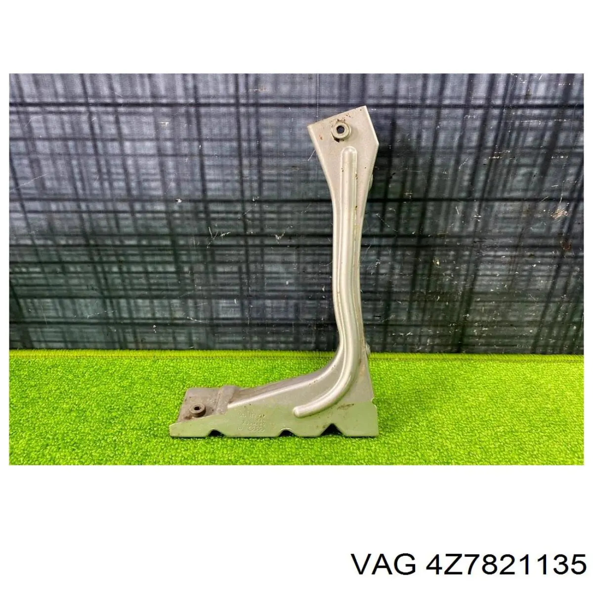Купить 4Z7821135 VAG Кронштейн крепления крыла переднего левого передний