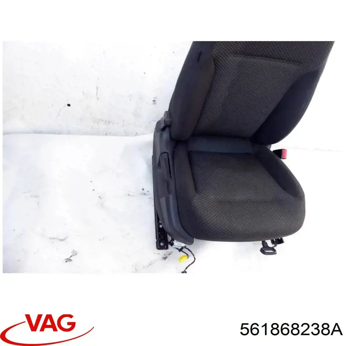Обшивка стойки кузова внутренняя передняя правая 561868238A VAG