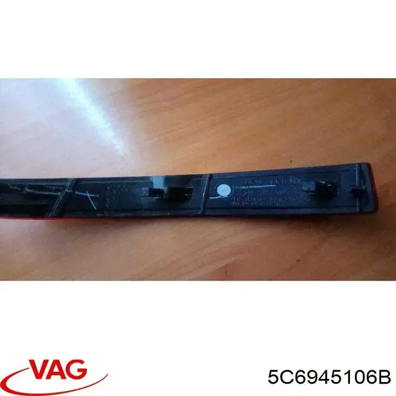 Правый катафот заднего бампера 30945068 AND