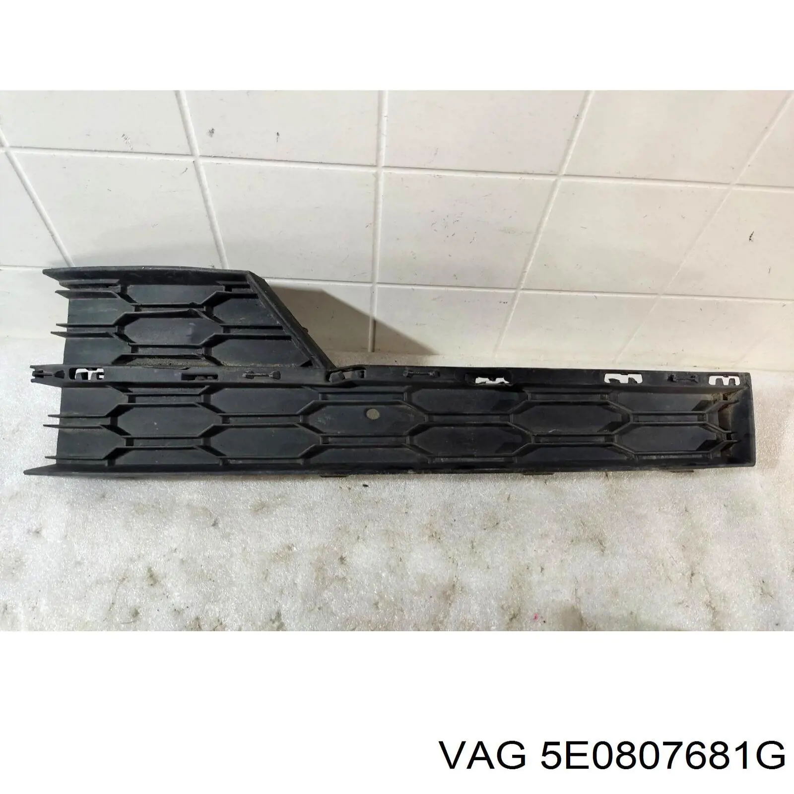 Заглушка ПТФ бампера переднего левая Diamond/DPA 5E0807681G9B9 цена, от 11.93 USD