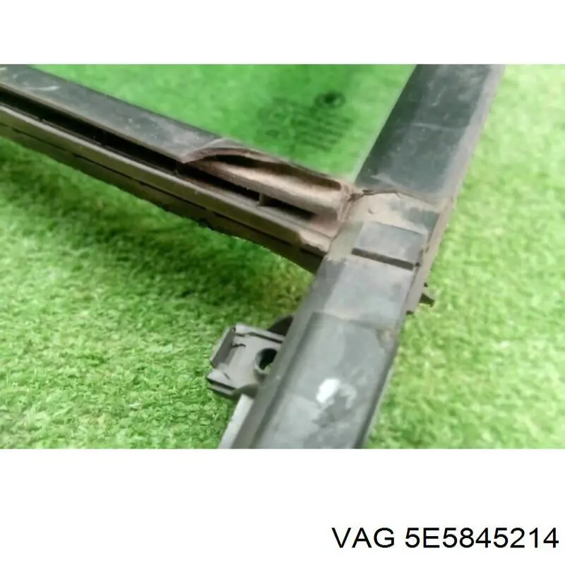 5E5845214 VAG Уголок задней правой двери