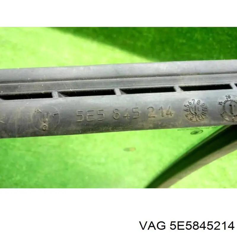 Купить 5E5845214 VAG Задняя форточка правая