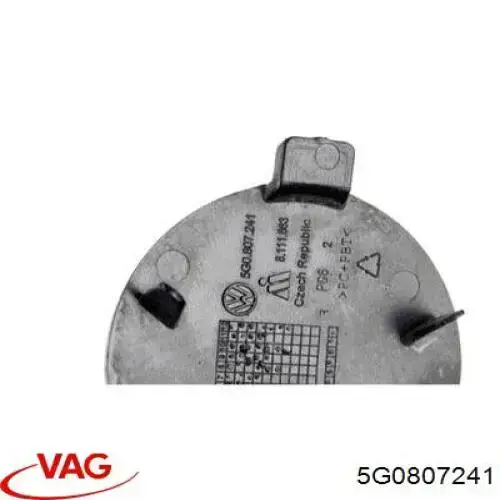 Передняя заглушка бампера буксировочного крюка на Volkswagen Golf VI 5K1