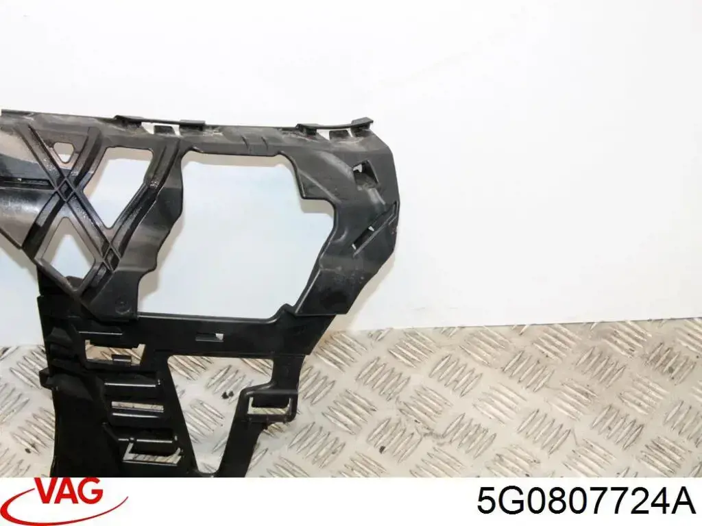 Правое крепление переднего бампера VAG 5G0807724A цена, от 7.75 USD