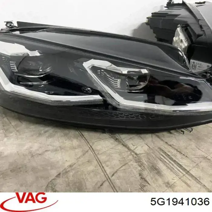 1EX013924301 HELLA Фара передняя правая
