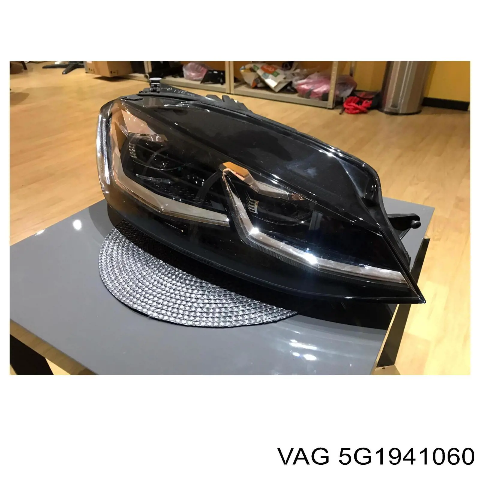 5G1941060 VAG Фара передняя правая