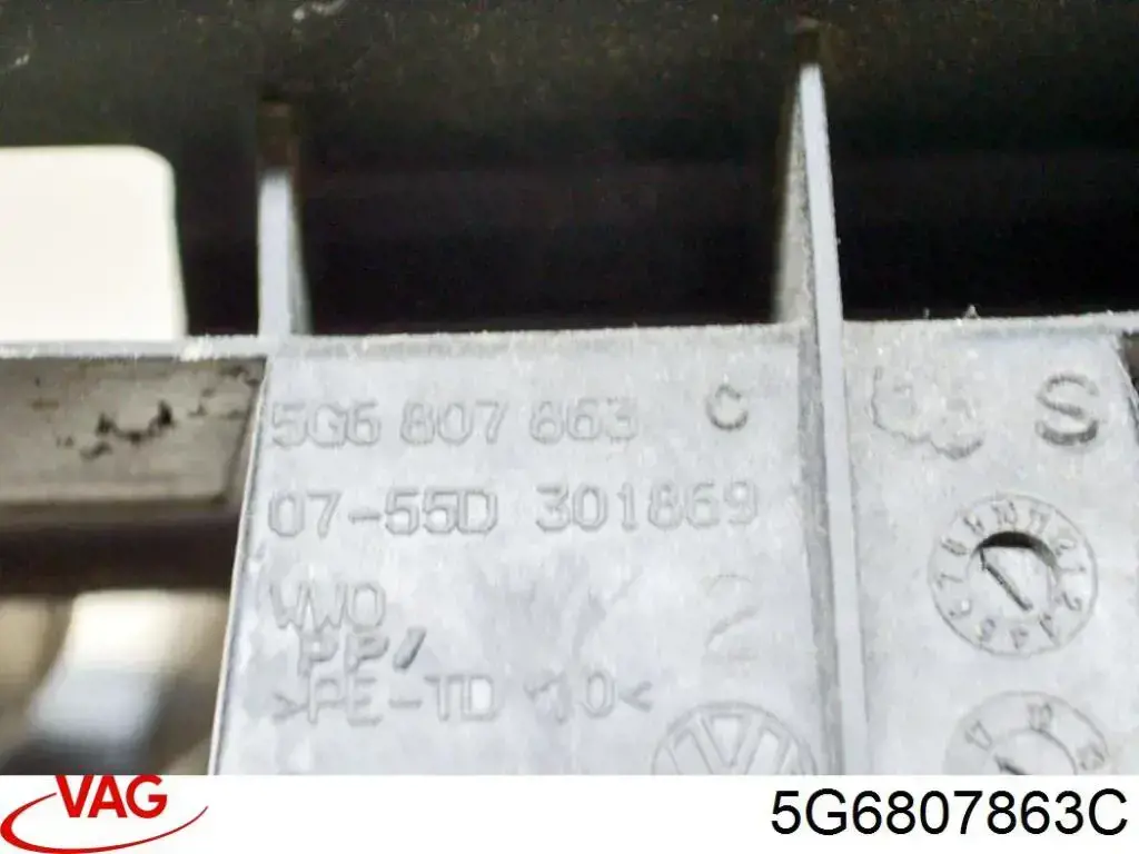 Кронштейн бампера заднего центральный 5G6807863C VAG