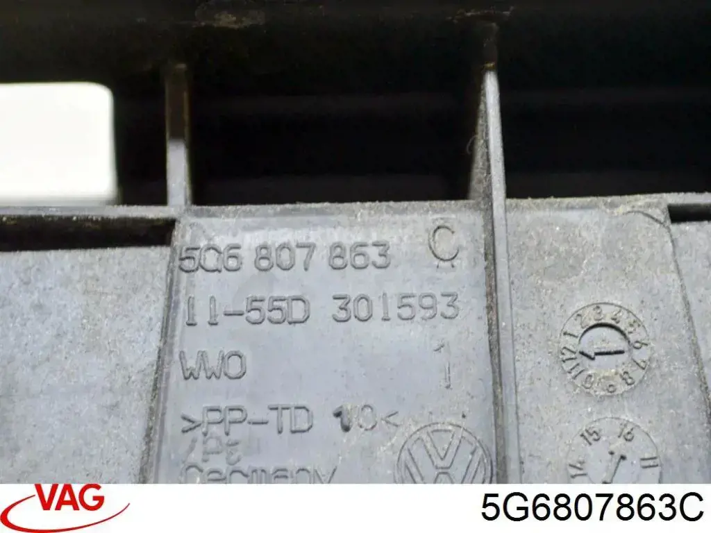 Кронштейн бампера заднего, центральный VAG 5G6807863C