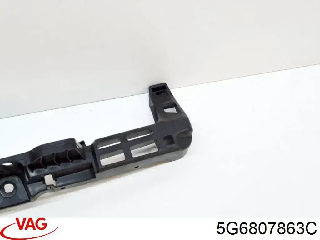 5G6807863C VAG Кронштейн бампера заднего центральный