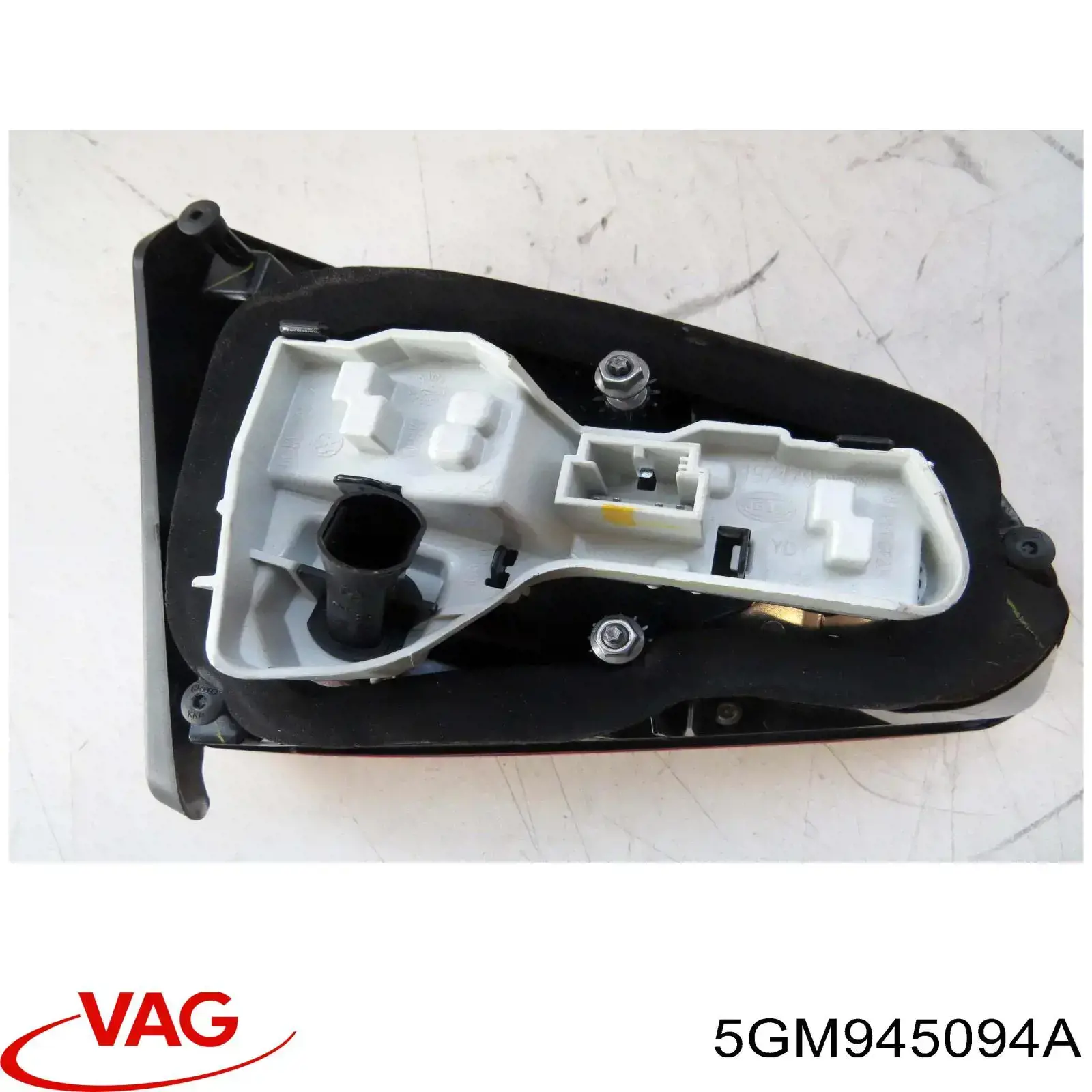 Фонарь задний правый внутренний 5GM945094A VAG