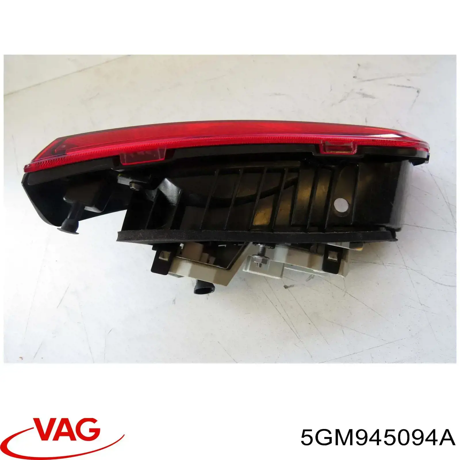 Фонарь задний внутренний правый VAG 5GM945094A