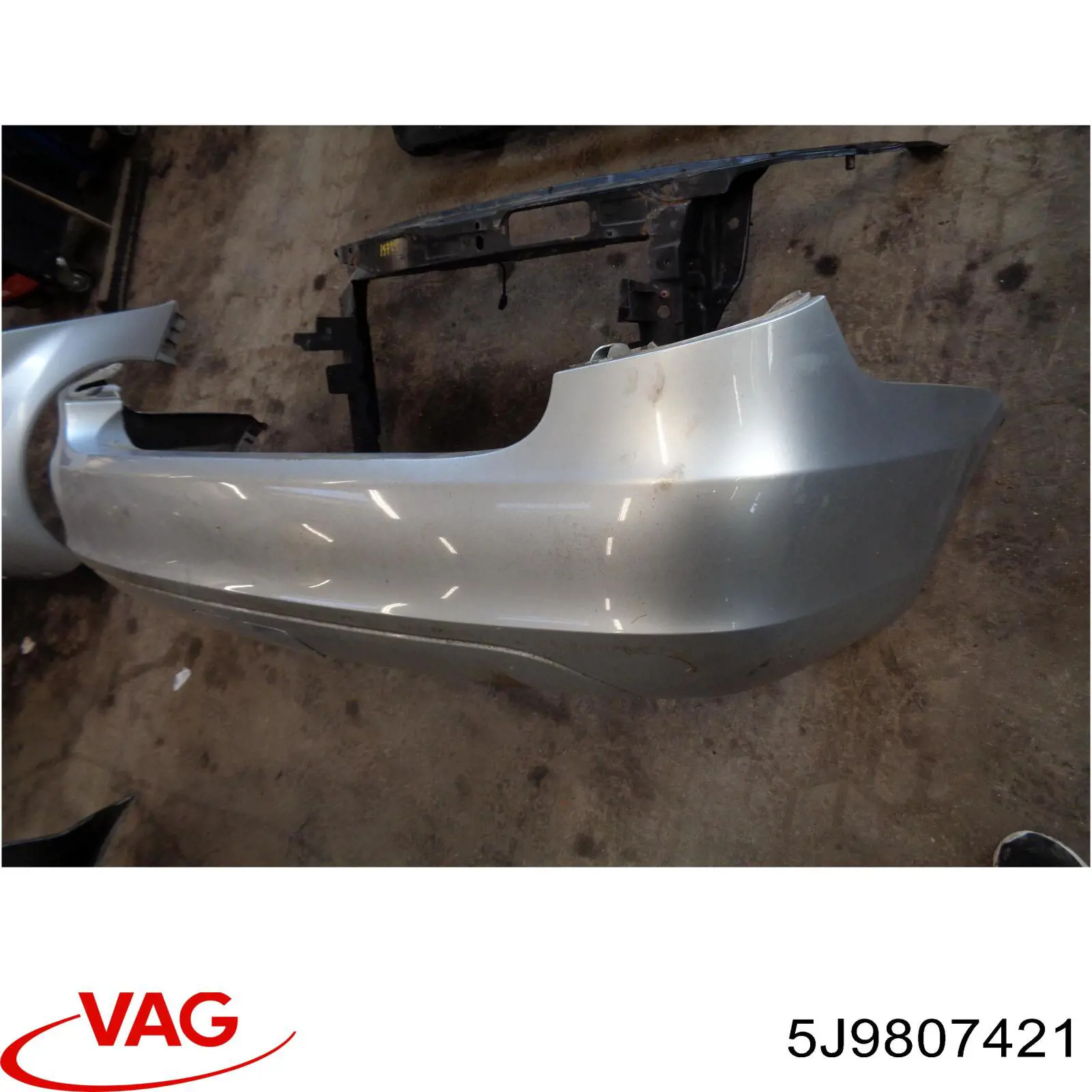 Задний бампер 5J9807421B VAG