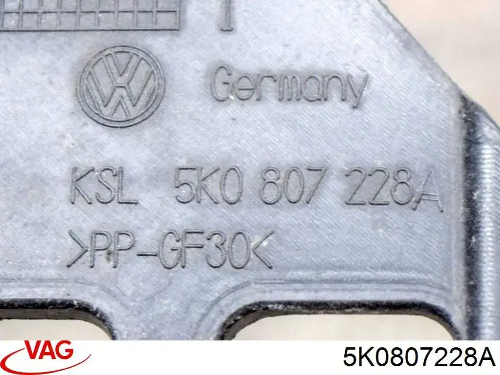 Купить 5K0807228A VAG Направляющая переднего бампера правая