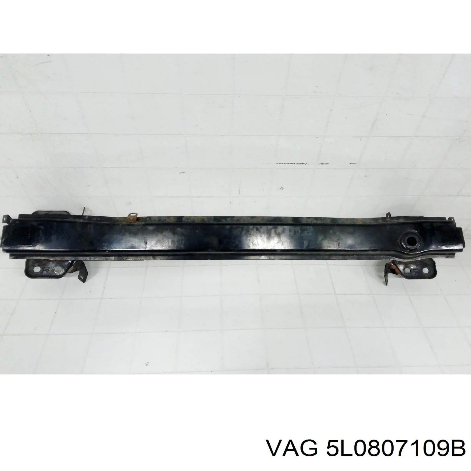 Усилитель переднего бампера  VAG 5L0807109