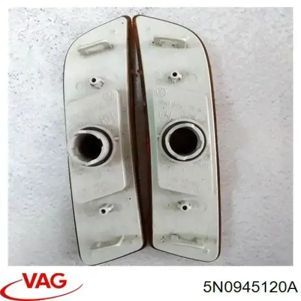 Катафот (отражатель) переднего бампера правый VAG 5N0945120A