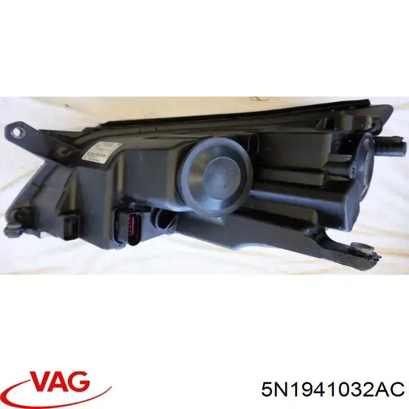 Фара правая VAG 5N1941032AC