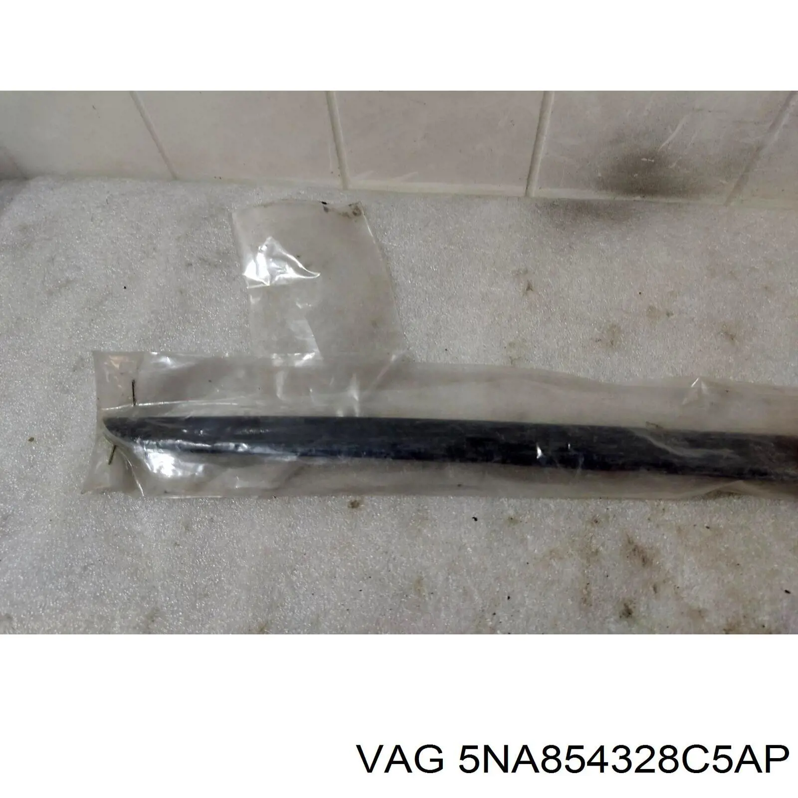 Купить 5NA854328C5AP VAG Правый молдинг ветрового стекла