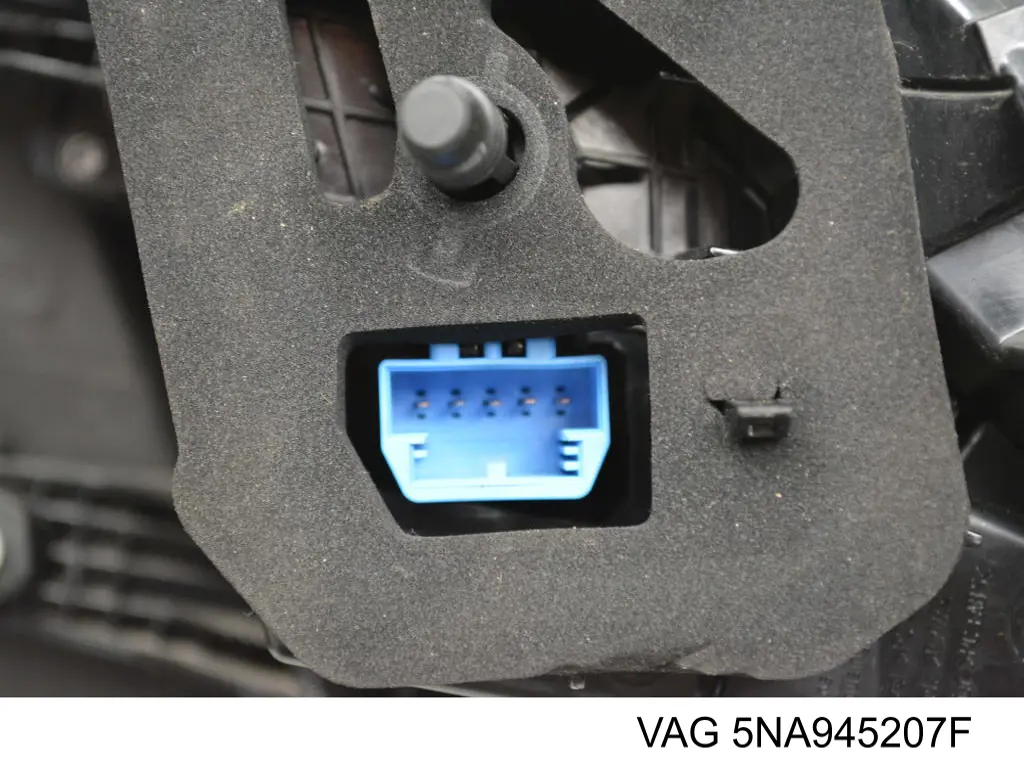 Задняя левая внешняя фара VAG 5NA945207F цена, от 108.47 USD
