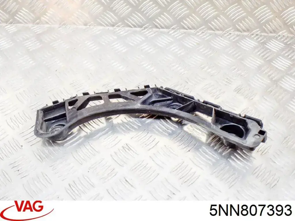 Левый кронштейн заднего бампера VAG 5NN807393