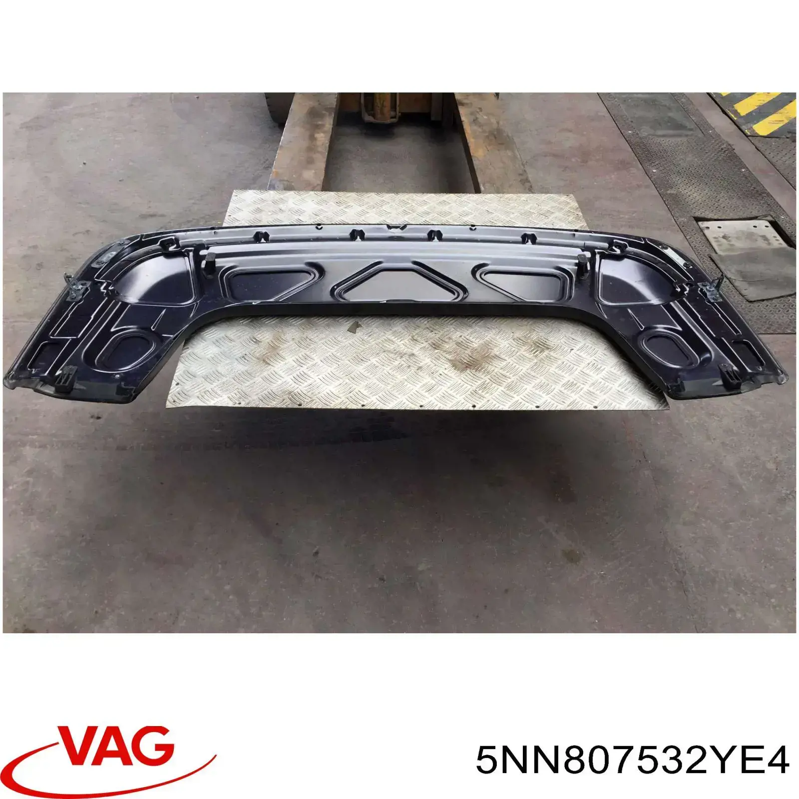 5NN807532YE4 VAG Накладка бампера переднего